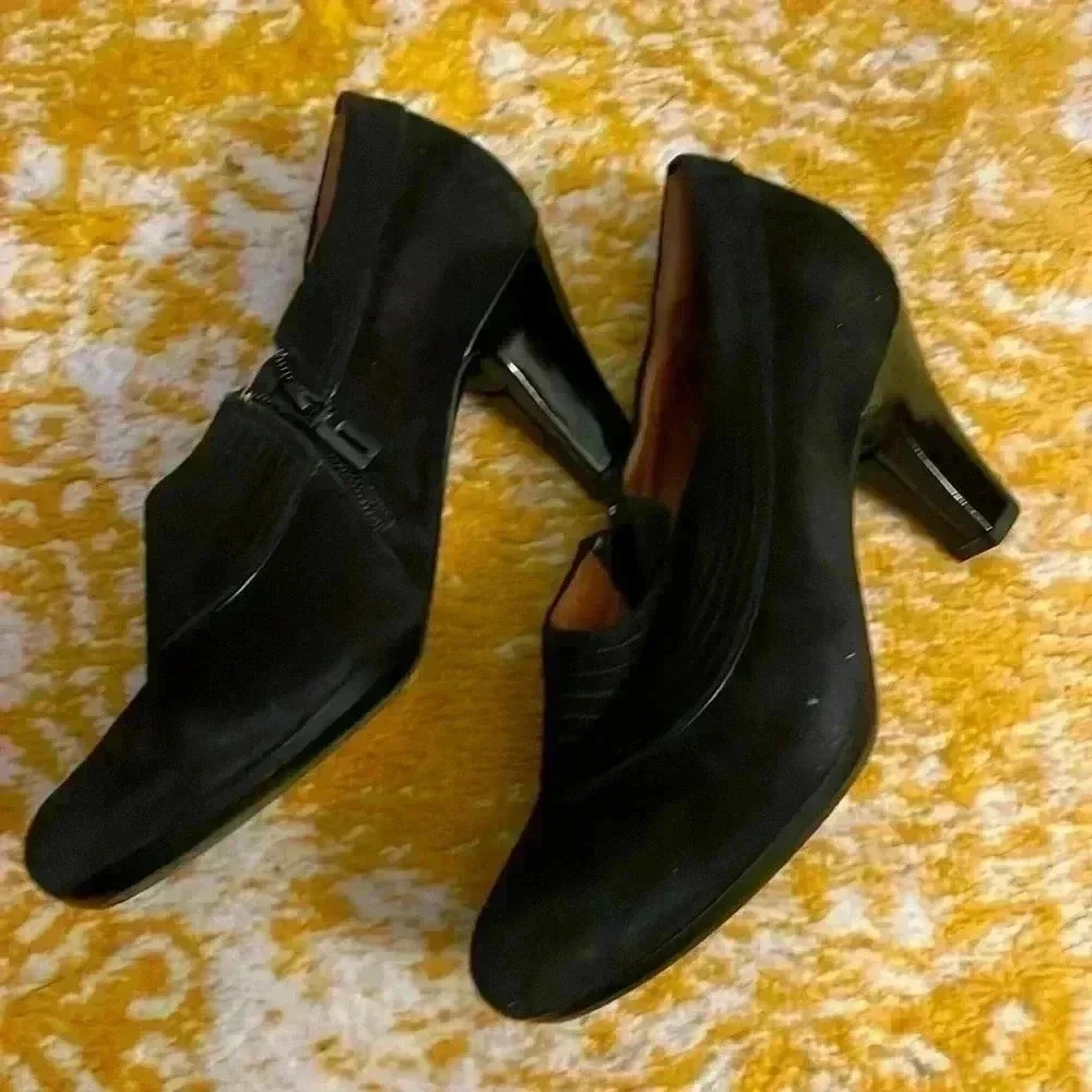 Clarks tige de cuir suede embroidered size, zipper heels, 7.5